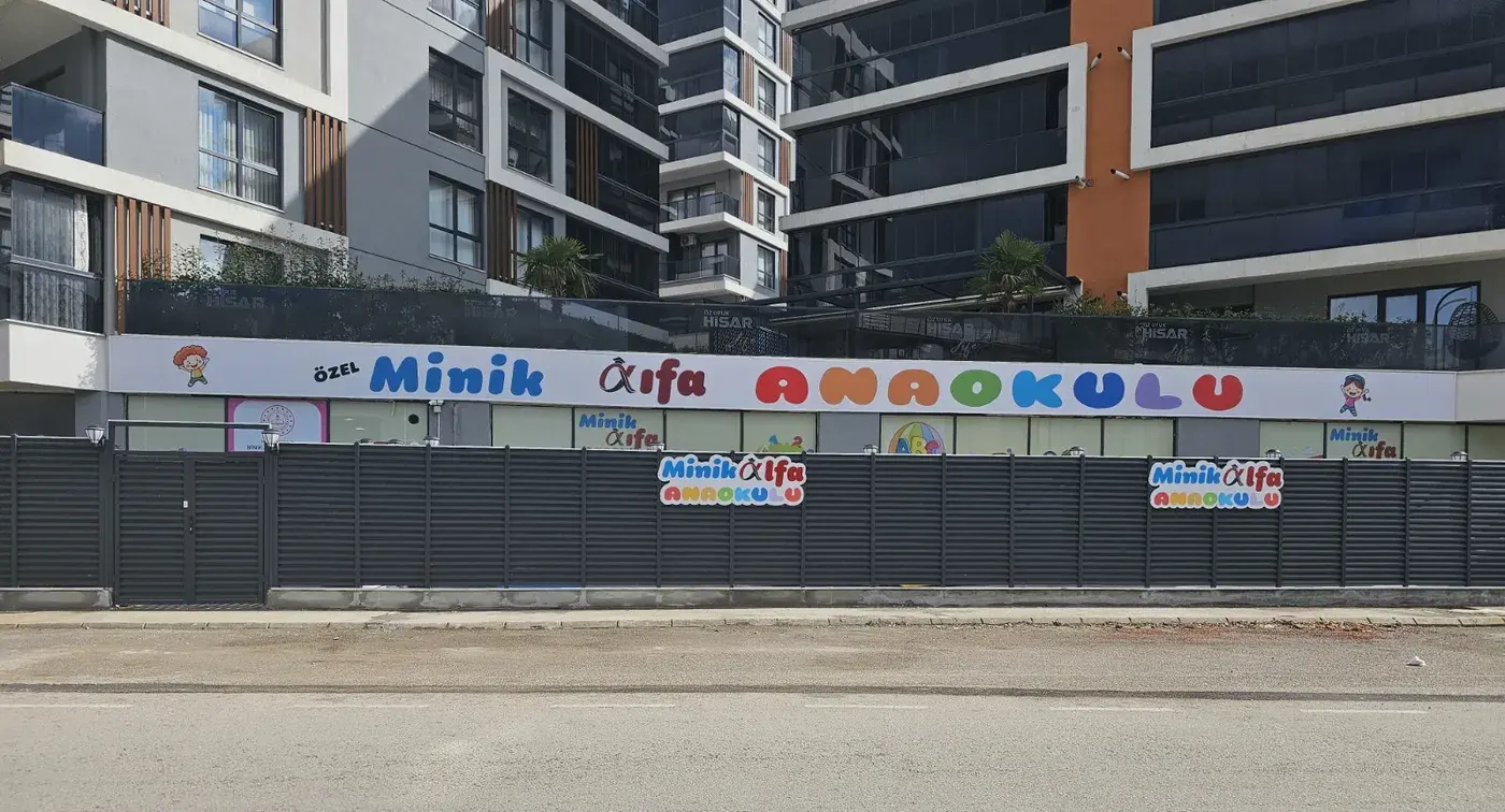 Minik Alfa Anaokulu'nun sokaktan görünen cephesi ve renkli okul tabelası