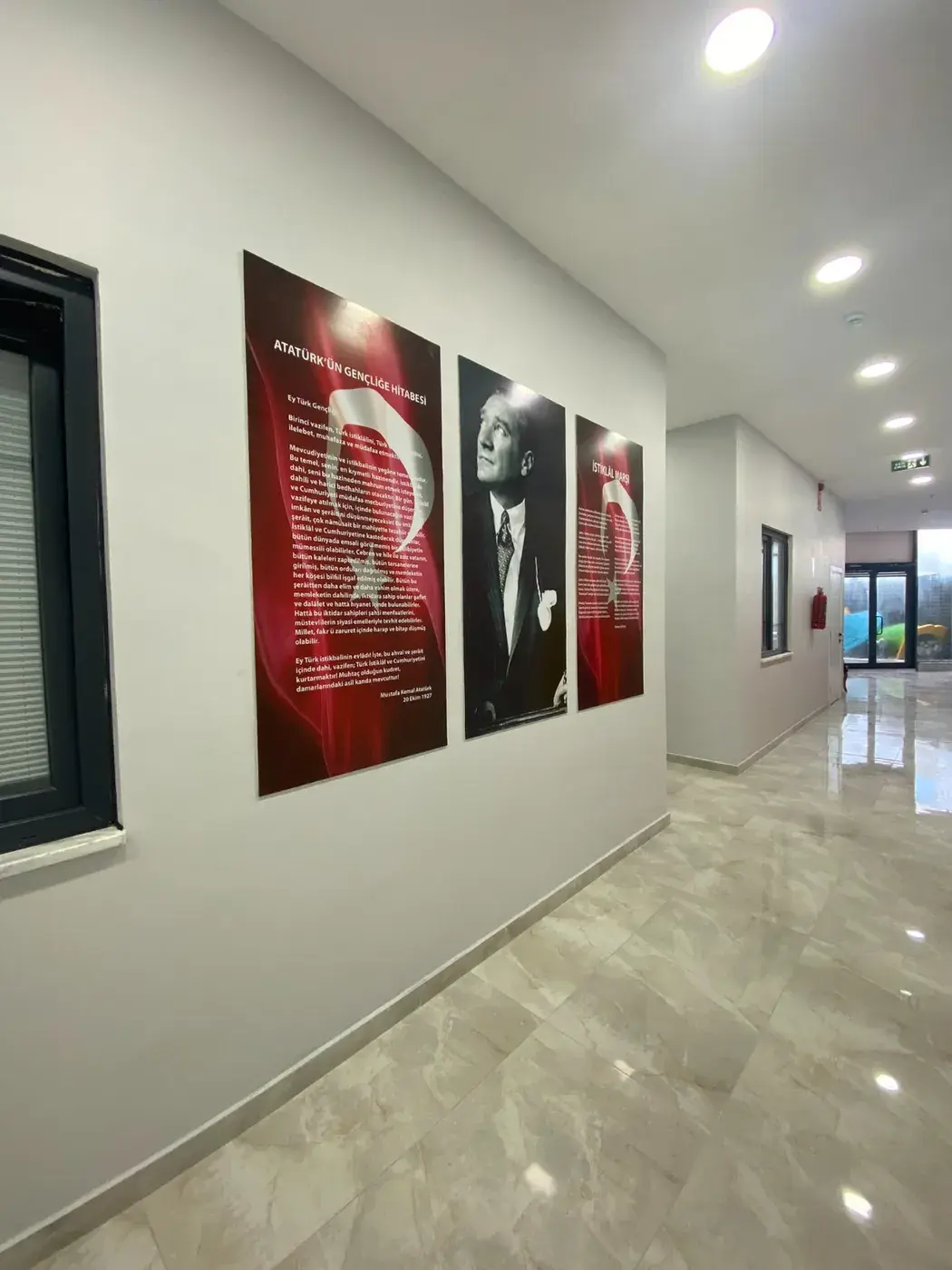 Okul koridorunda Atatürk köşesi: Gençliğe Hitabe, Atatürk portresi ve İstiklâl Marşı panoları