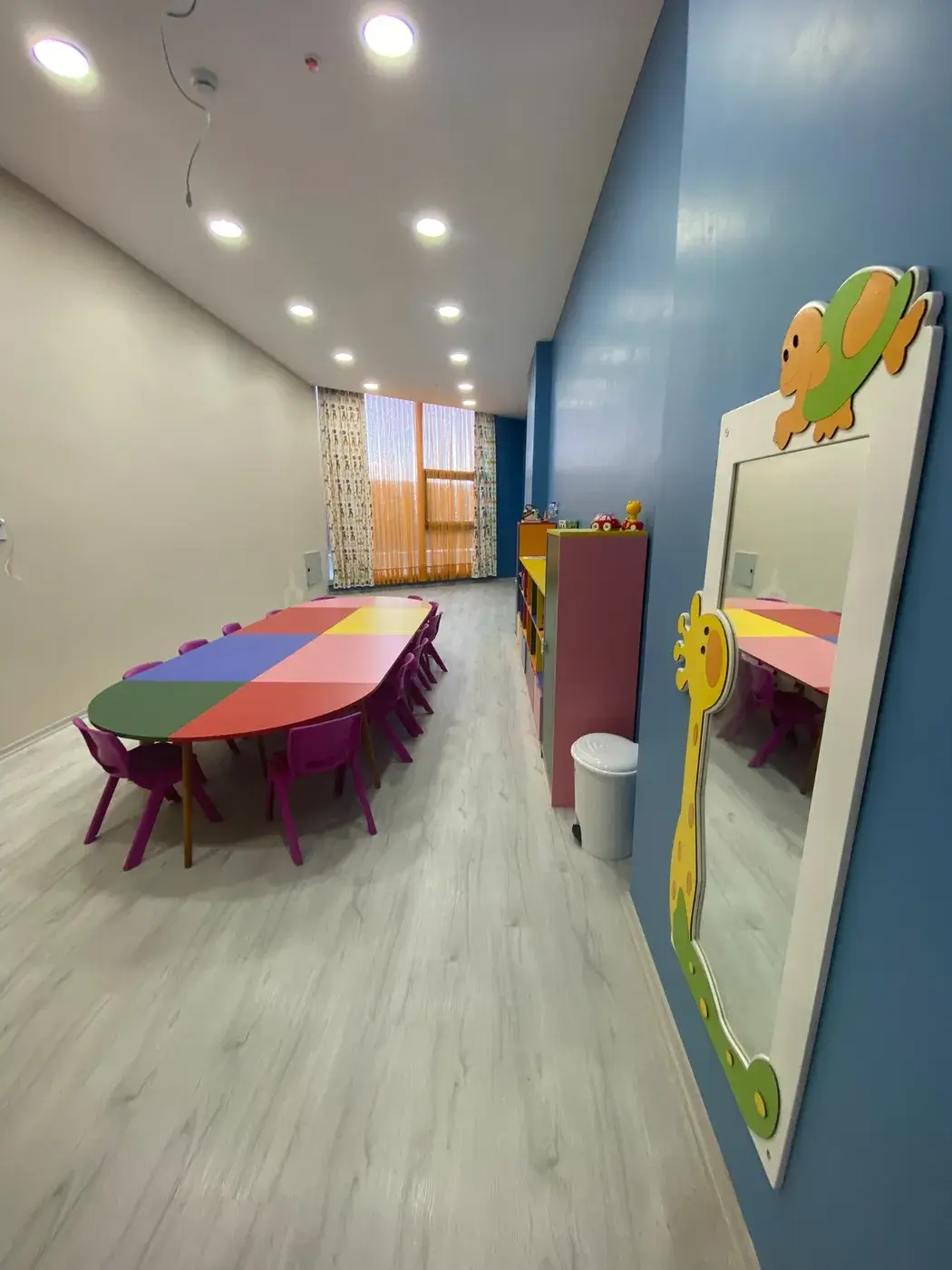 Sınıf duvarında zürafa ve kaplumbağa figürlü çocuk aynası
