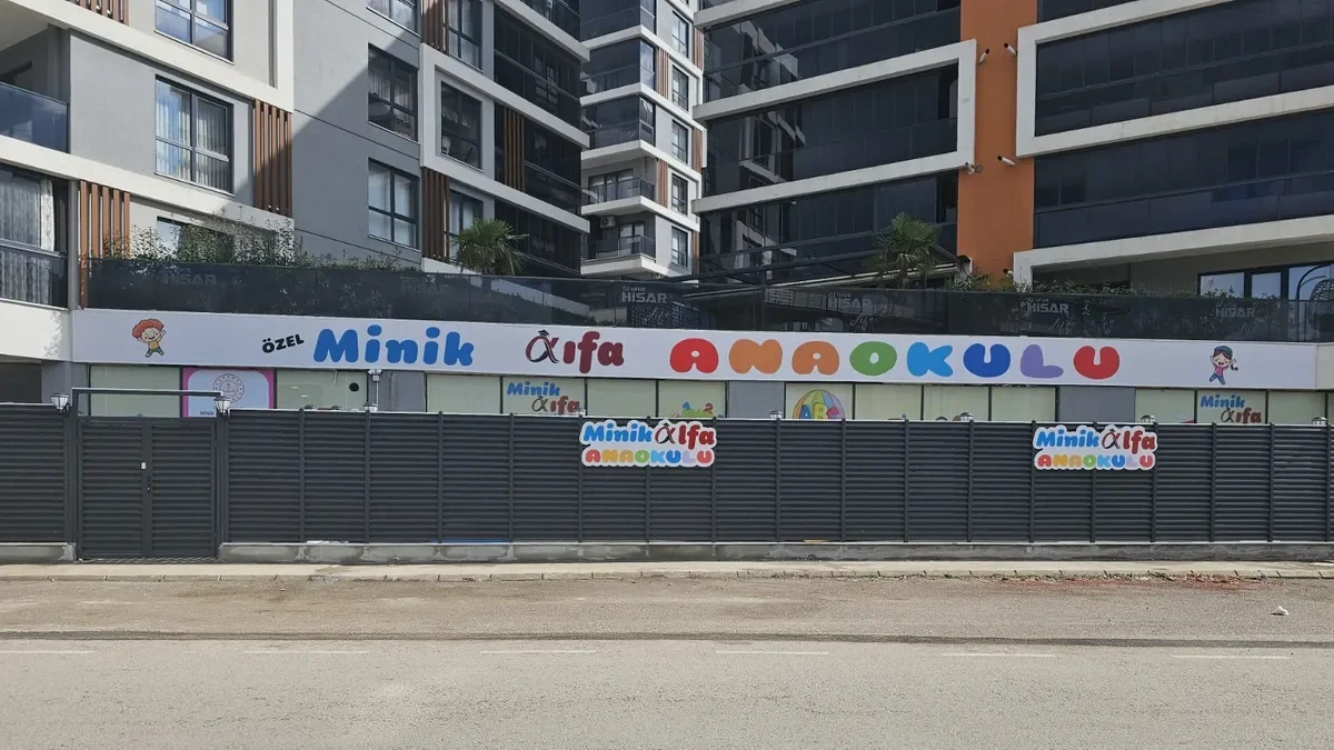 Minik Alfa Anaokulu'nun sokaktan görünen cephesi ve okul tabelası